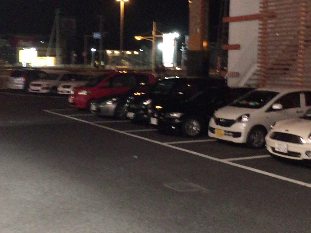 土曜の夜ということもあり、駐車場はほぼ満車でした。