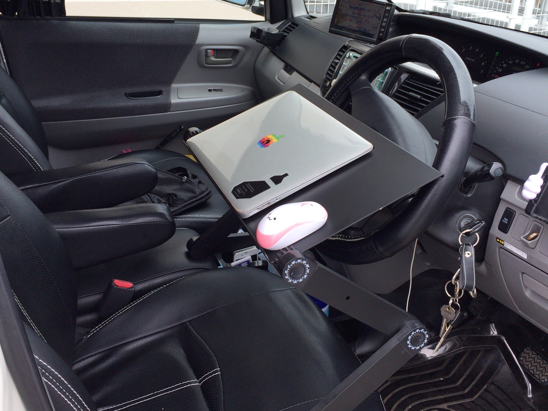 【人間をダメにするノートPCスタンド】をアマゾンで買ったので車で試してみた結果、すごく便利だったので写真で紹介してみた。