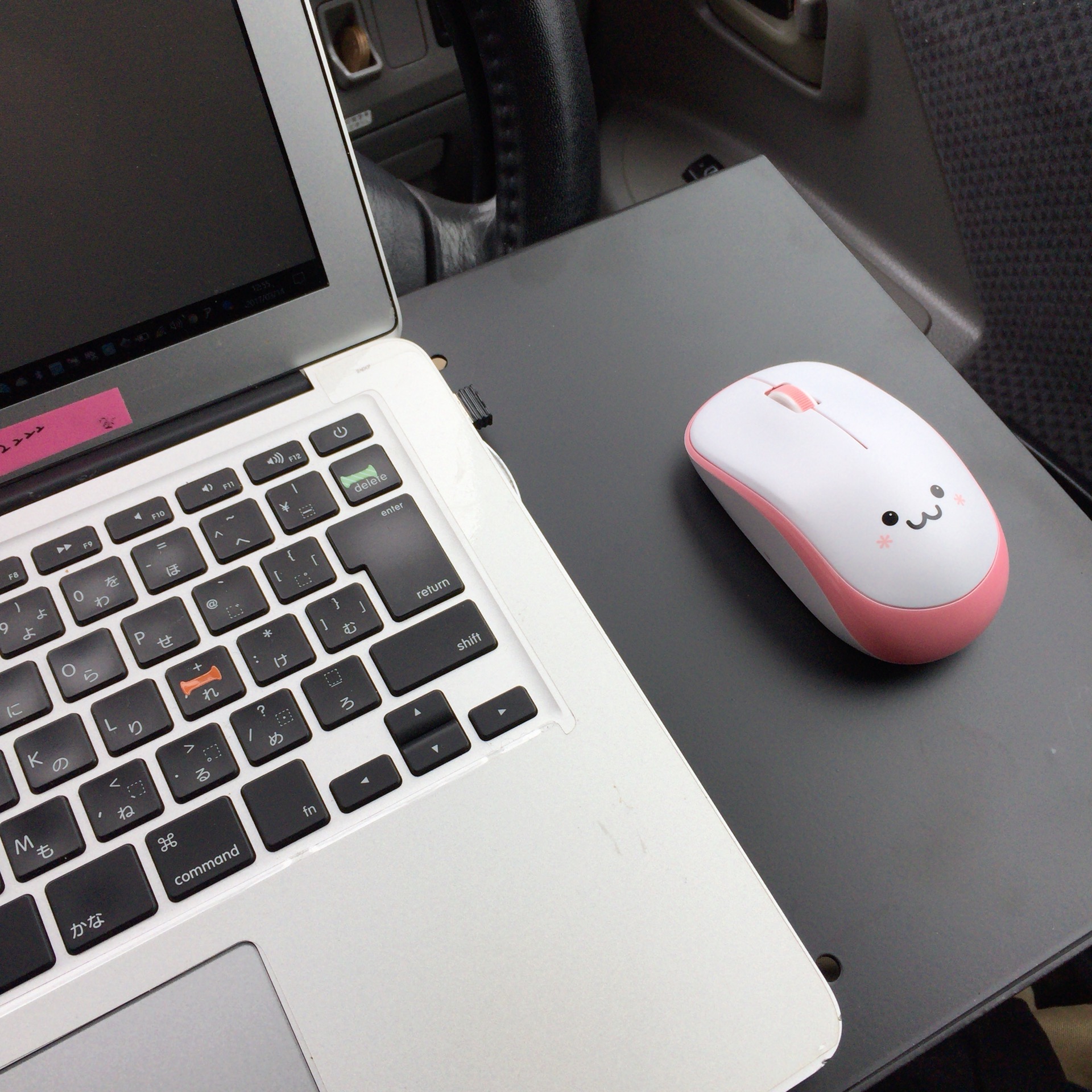 【おもしろいほど人間をダメにするノートPCスタンド】をアマゾンで買ったので写真で紹介してみた。