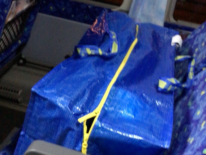 飛行機旅行に最適なバッグはイケアIKEAのバッグがおススメ。軽い!丈夫!大容量!