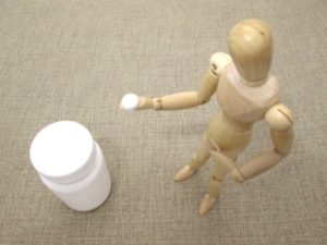 人形が薬を持っている